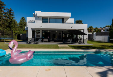 This contemporary four-bedroom detached villa, located in Atalaya Isdabe, is a perfect blend of comfort and luxury