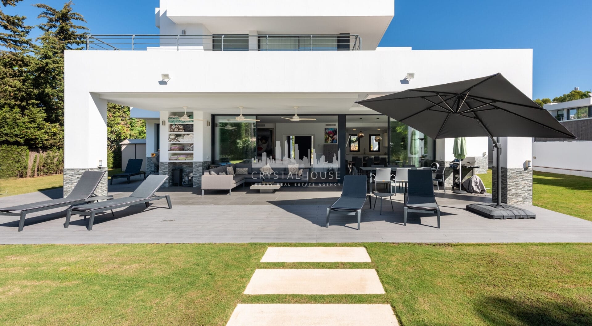This contemporary four-bedroom detached villa, located in Atalaya Isdabe, is a perfect blend of comfort and luxury