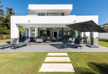 This contemporary four-bedroom detached villa, located in Atalaya Isdabe, is a perfect blend of comfort and luxury