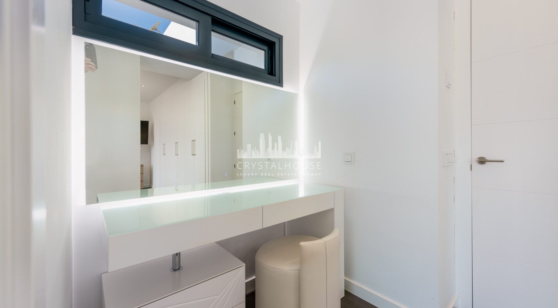 This contemporary four-bedroom detached villa, located in Atalaya Isdabe, is a perfect blend of comfort and luxury