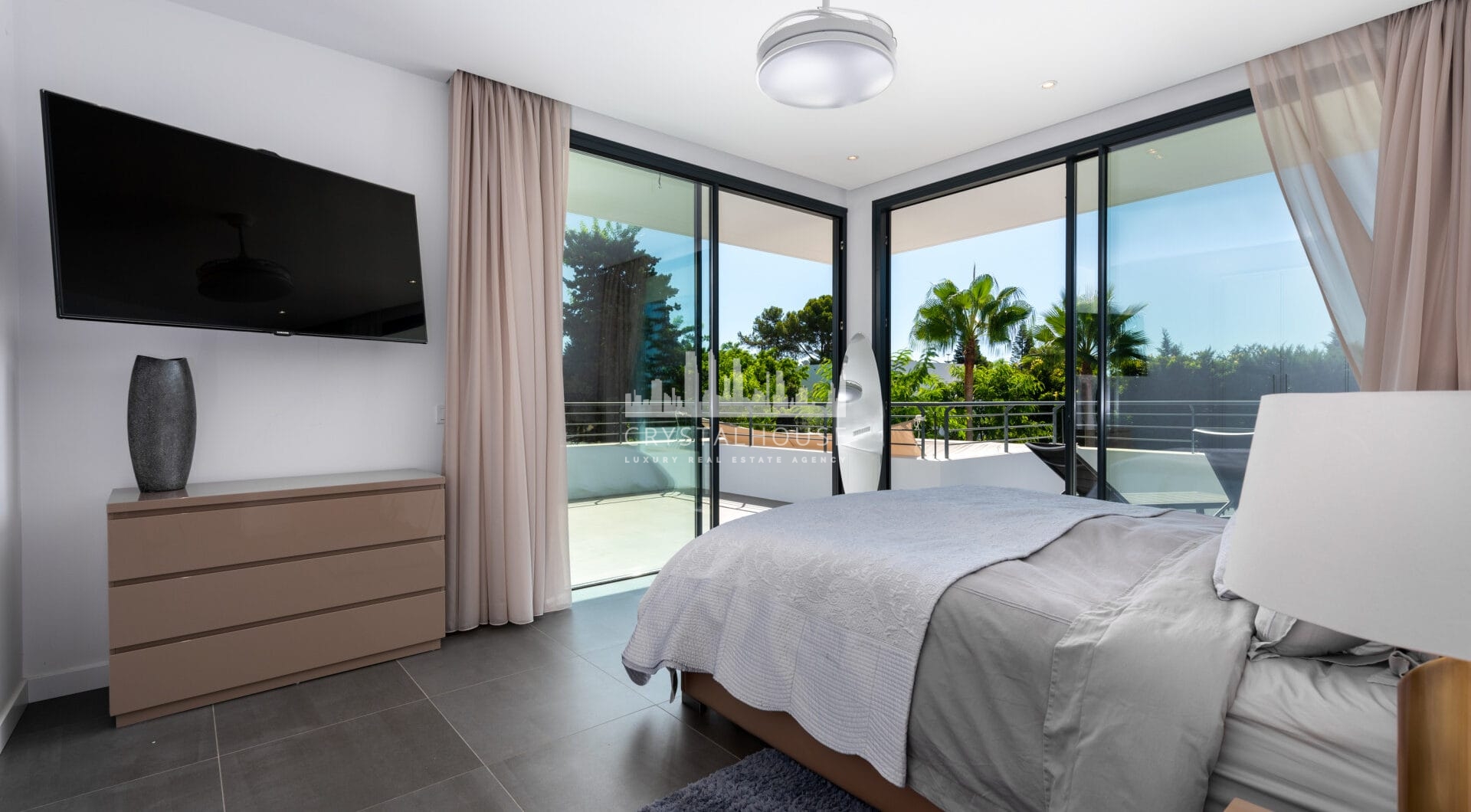 This contemporary four-bedroom detached villa, located in Atalaya Isdabe, is a perfect blend of comfort and luxury