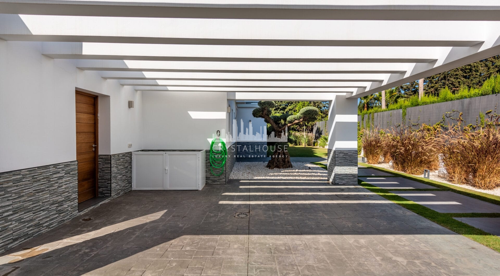 This contemporary four-bedroom detached villa, located in Atalaya Isdabe, is a perfect blend of comfort and luxury