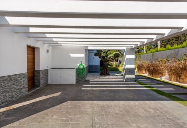 This contemporary four-bedroom detached villa, located in Atalaya Isdabe, is a perfect blend of comfort and luxury