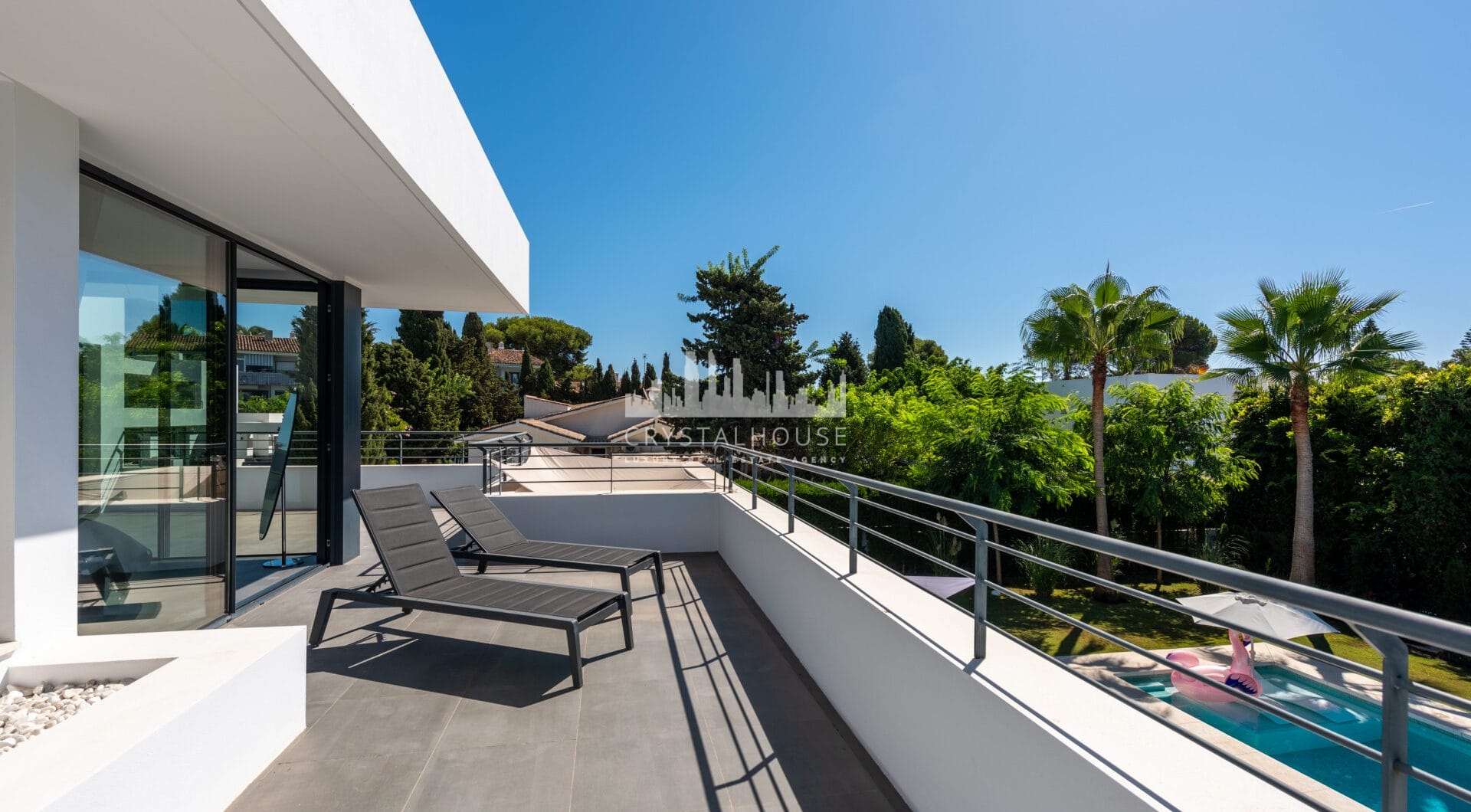 This contemporary four-bedroom detached villa, located in Atalaya Isdabe, is a perfect blend of comfort and luxury