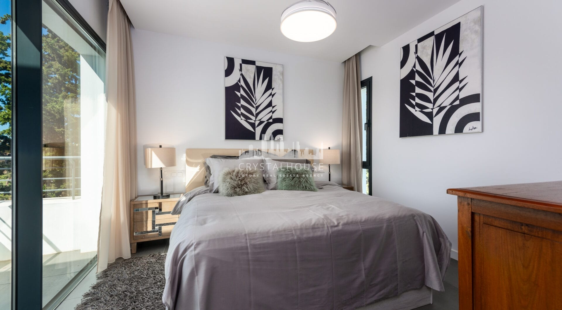 This contemporary four-bedroom detached villa, located in Atalaya Isdabe, is a perfect blend of comfort and luxury