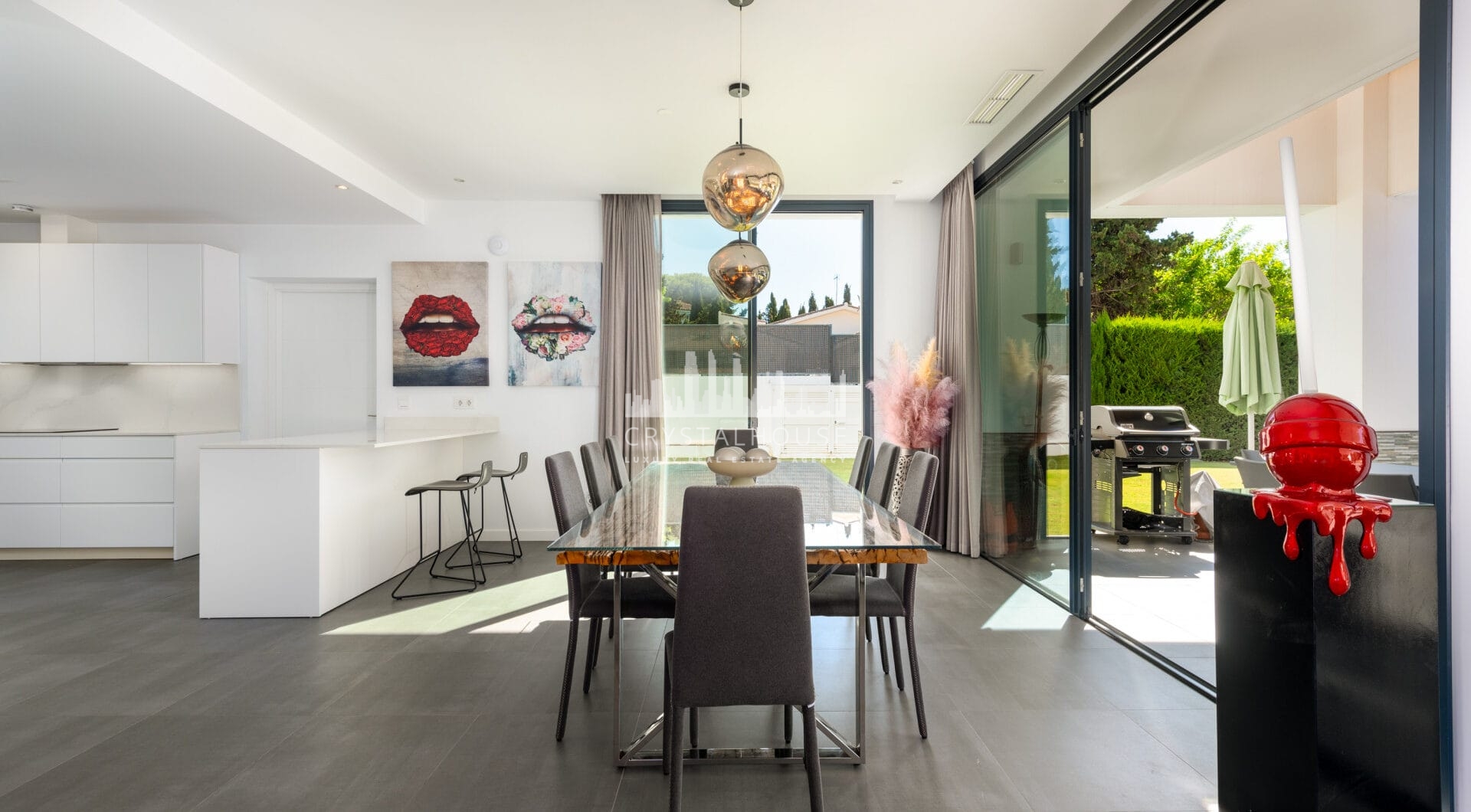 This contemporary four-bedroom detached villa, located in Atalaya Isdabe, is a perfect blend of comfort and luxury