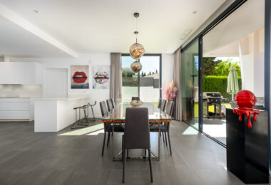 This contemporary four-bedroom detached villa, located in Atalaya Isdabe, is a perfect blend of comfort and luxury