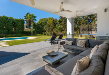 This contemporary four-bedroom detached villa, located in Atalaya Isdabe, is a perfect blend of comfort and luxury