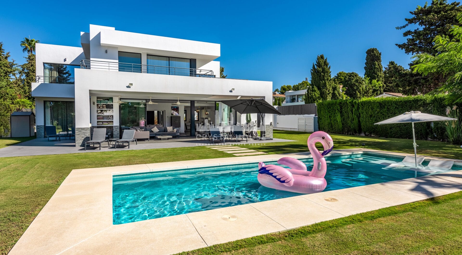 This contemporary four-bedroom detached villa, located in Atalaya Isdabe, is a perfect blend of comfort and luxury