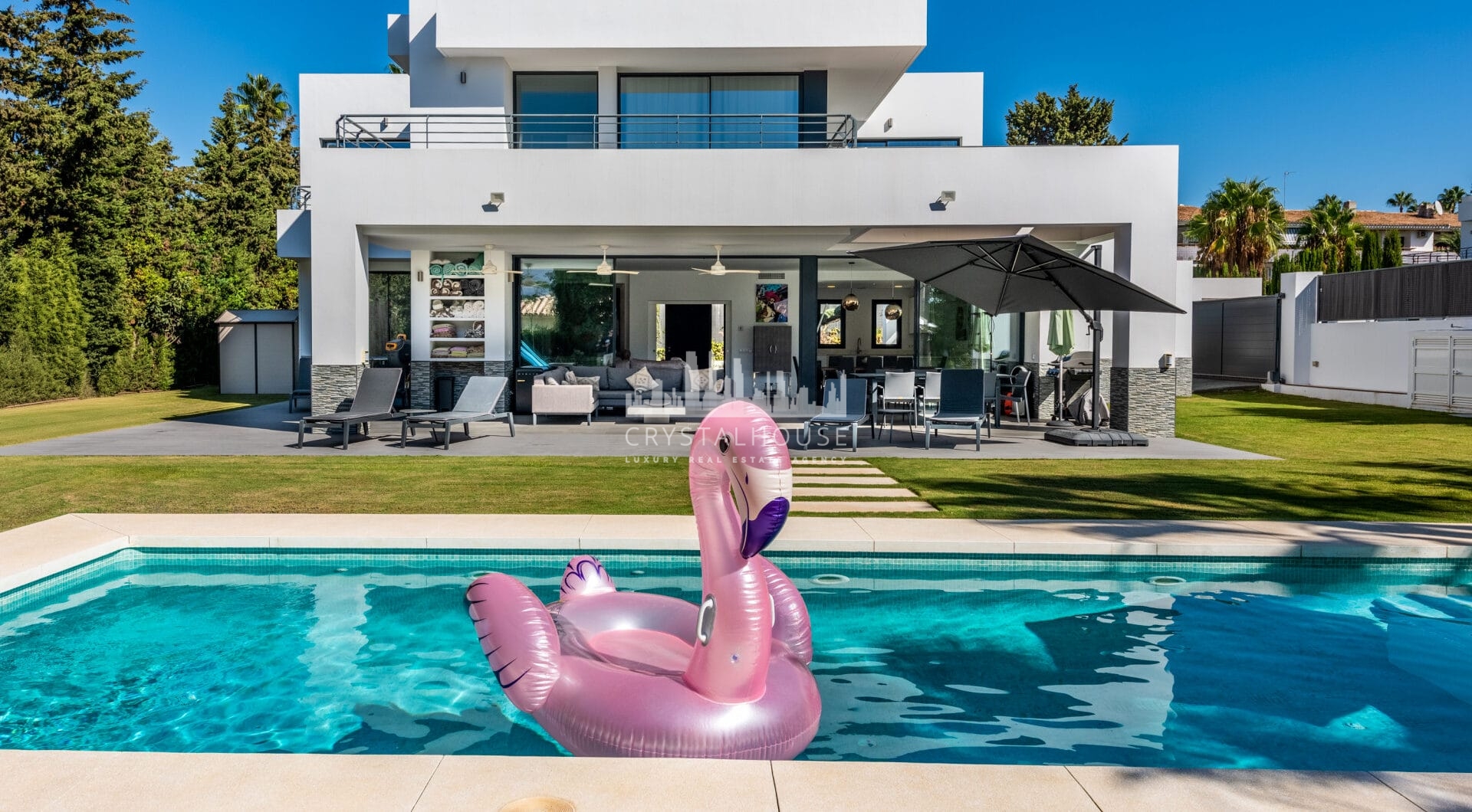 This contemporary four-bedroom detached villa, located in Atalaya Isdabe, is a perfect blend of comfort and luxury