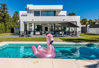This contemporary four-bedroom detached villa, located in Atalaya Isdabe, is a perfect blend of comfort and luxury