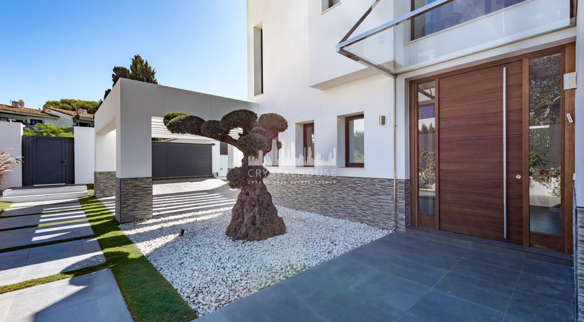 This contemporary four-bedroom detached villa, located in Atalaya Isdabe, is a perfect blend of comfort and luxury