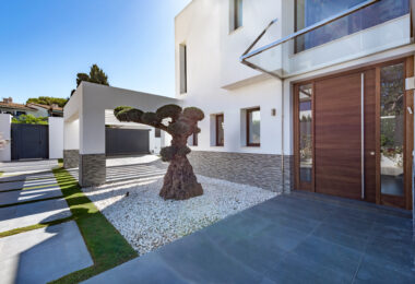 This contemporary four-bedroom detached villa, located in Atalaya Isdabe, is a perfect blend of comfort and luxury