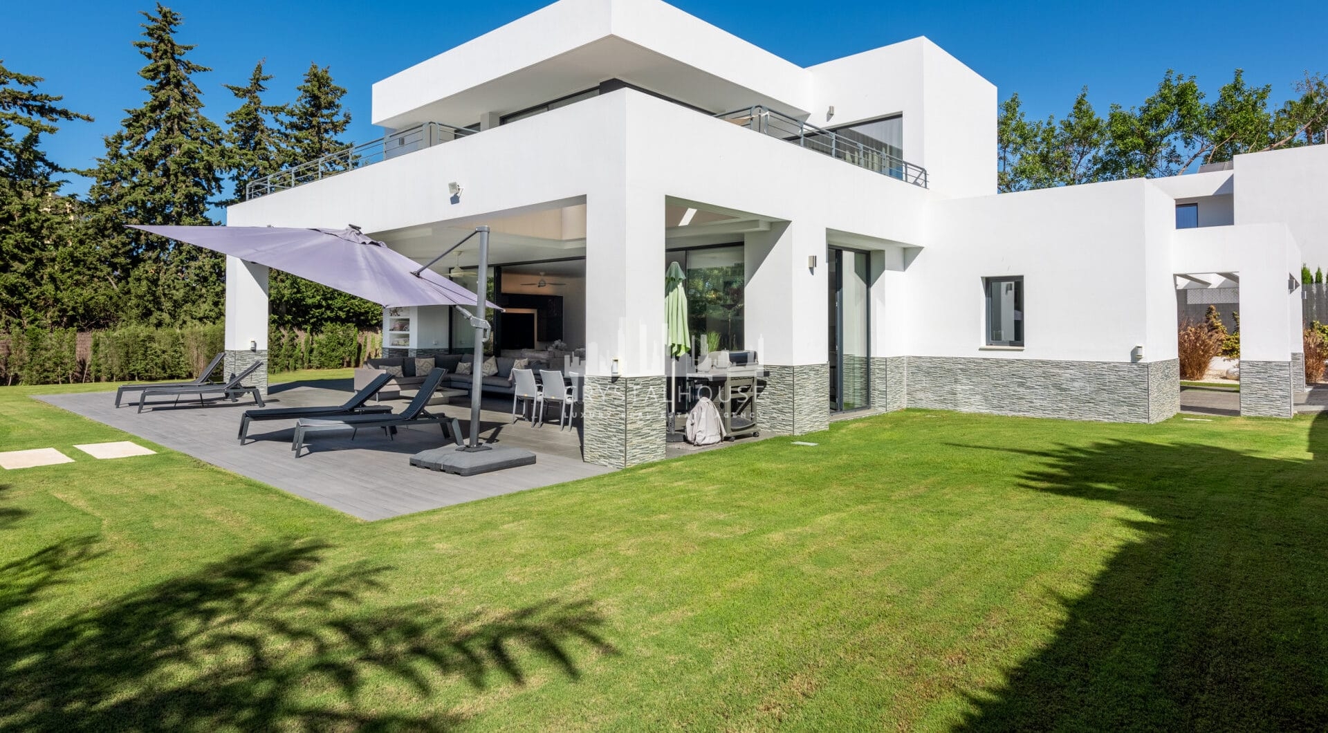 This contemporary four-bedroom detached villa, located in Atalaya Isdabe, is a perfect blend of comfort and luxury