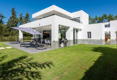 This contemporary four-bedroom detached villa, located in Atalaya Isdabe, is a perfect blend of comfort and luxury