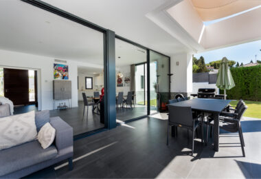 This contemporary four-bedroom detached villa, located in Atalaya Isdabe, is a perfect blend of comfort and luxury