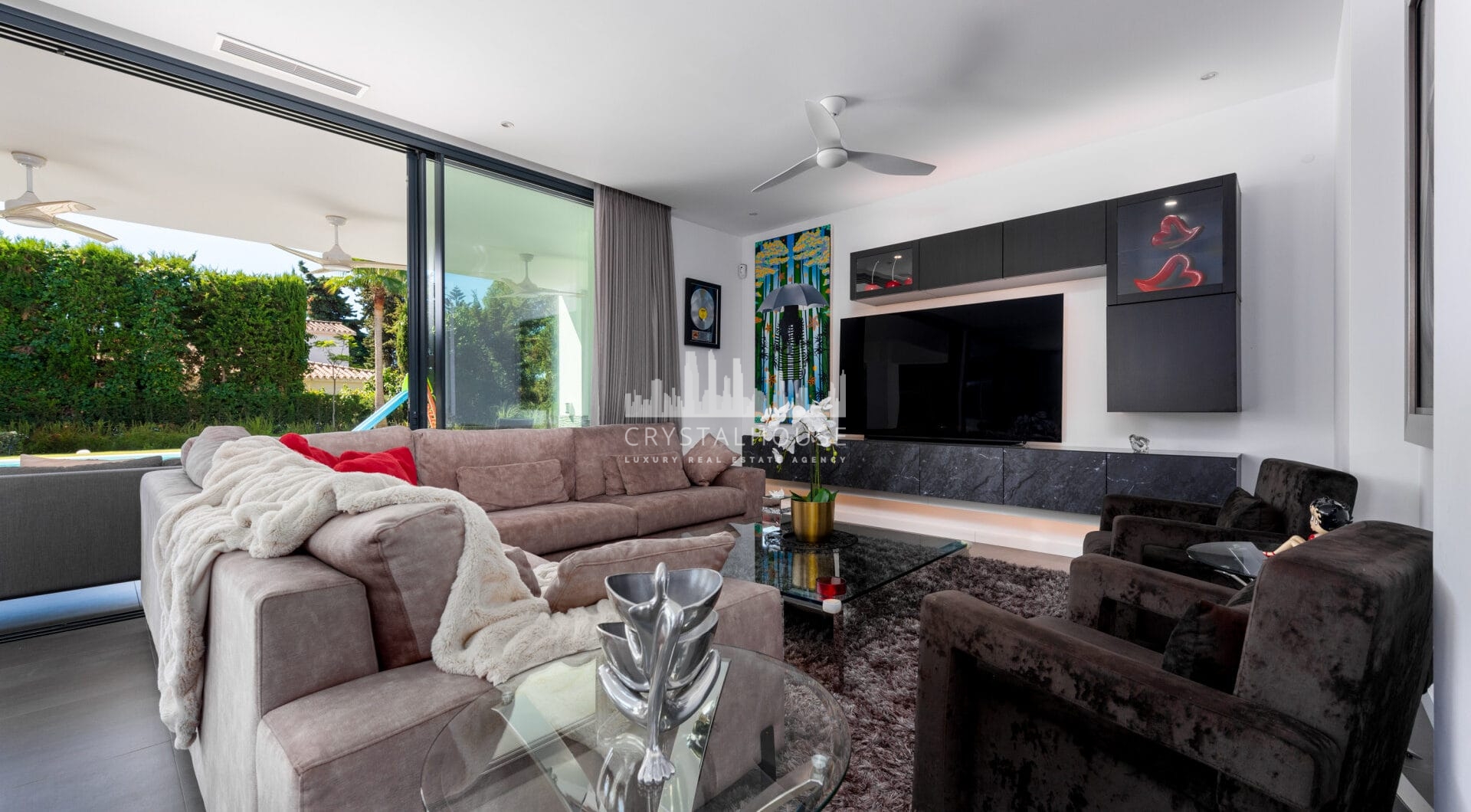 This contemporary four-bedroom detached villa, located in Atalaya Isdabe, is a perfect blend of comfort and luxury