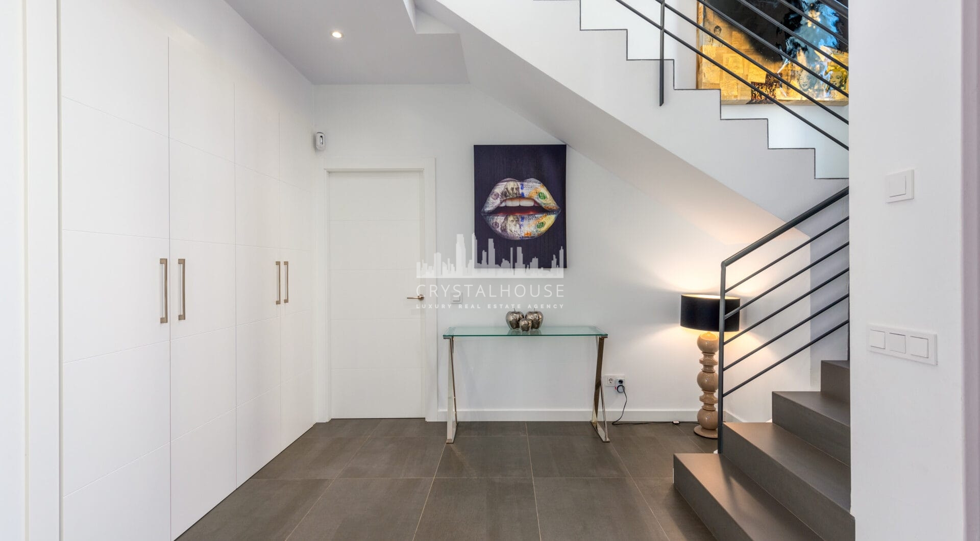 This contemporary four-bedroom detached villa, located in Atalaya Isdabe, is a perfect blend of comfort and luxury