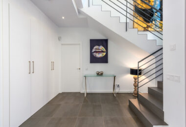 This contemporary four-bedroom detached villa, located in Atalaya Isdabe, is a perfect blend of comfort and luxury