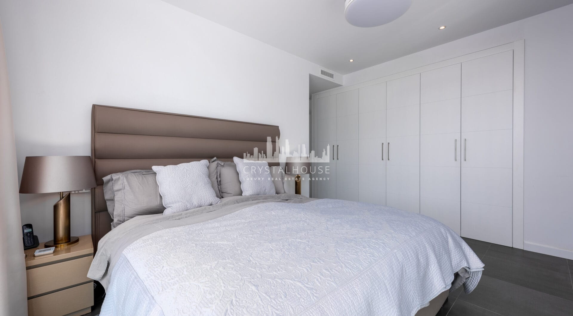 This contemporary four-bedroom detached villa, located in Atalaya Isdabe, is a perfect blend of comfort and luxury