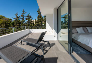 This contemporary four-bedroom detached villa, located in Atalaya Isdabe, is a perfect blend of comfort and luxury