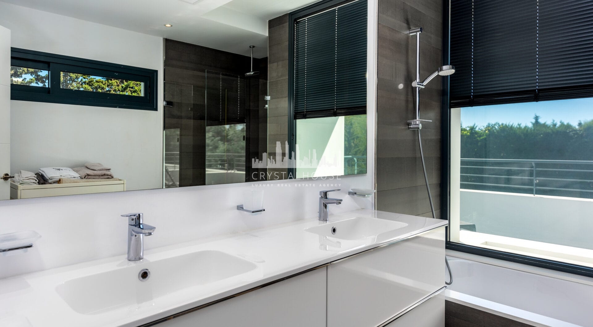 This contemporary four-bedroom detached villa, located in Atalaya Isdabe, is a perfect blend of comfort and luxury