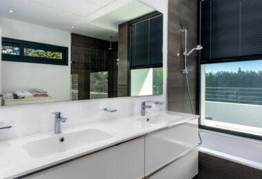 This contemporary four-bedroom detached villa, located in Atalaya Isdabe, is a perfect blend of comfort and luxury