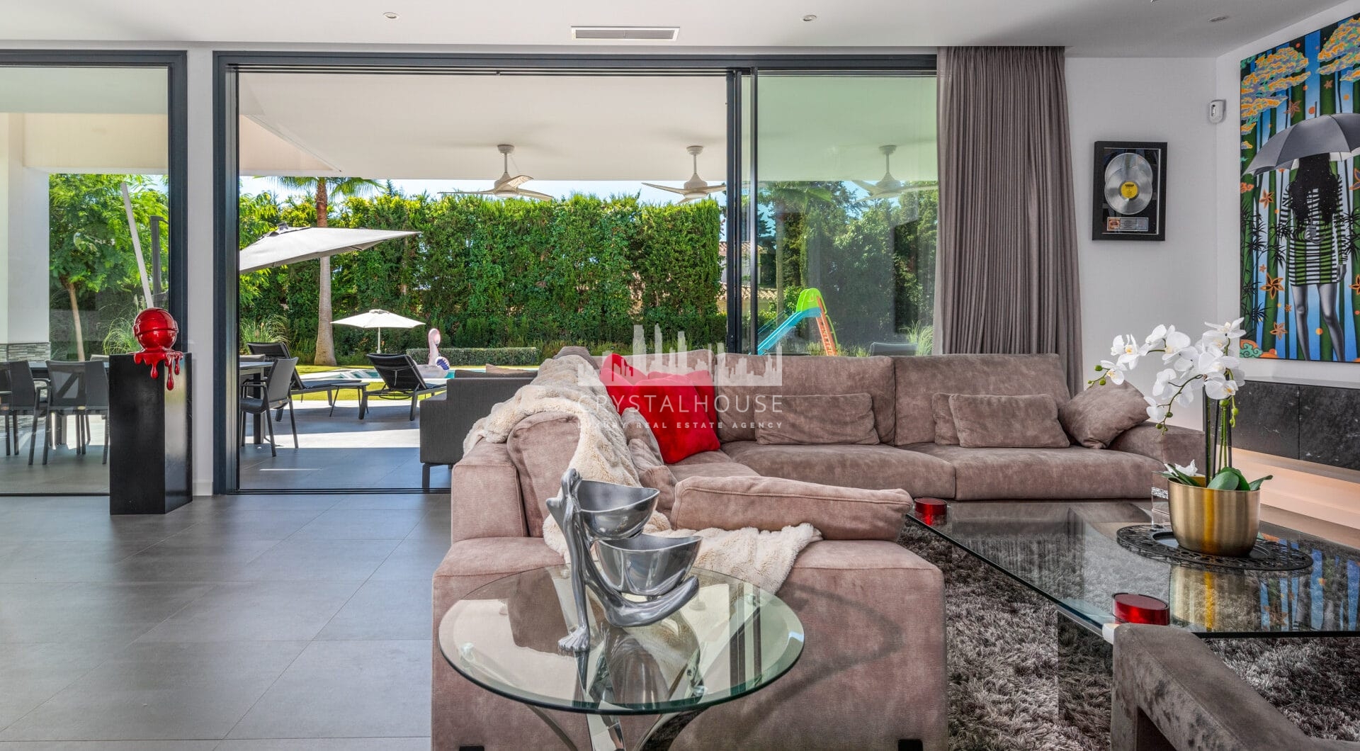 This contemporary four-bedroom detached villa, located in Atalaya Isdabe, is a perfect blend of comfort and luxury