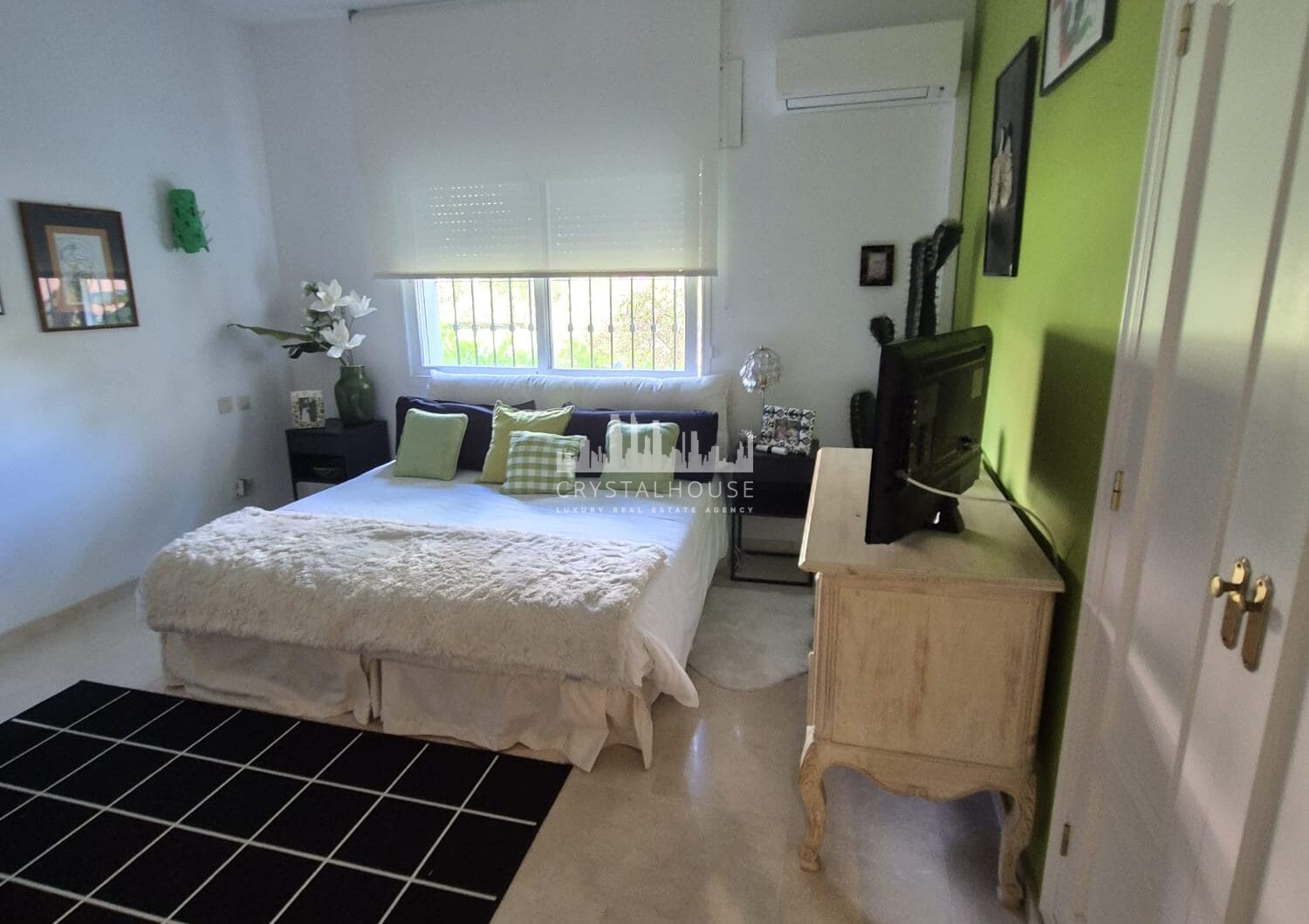 Spacious Ground-Floor Apartment with Private Garden in Park Beach