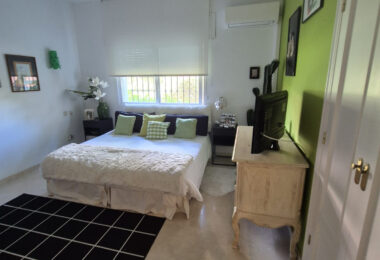 Spacious Ground-Floor Apartment with Private Garden in Park Beach