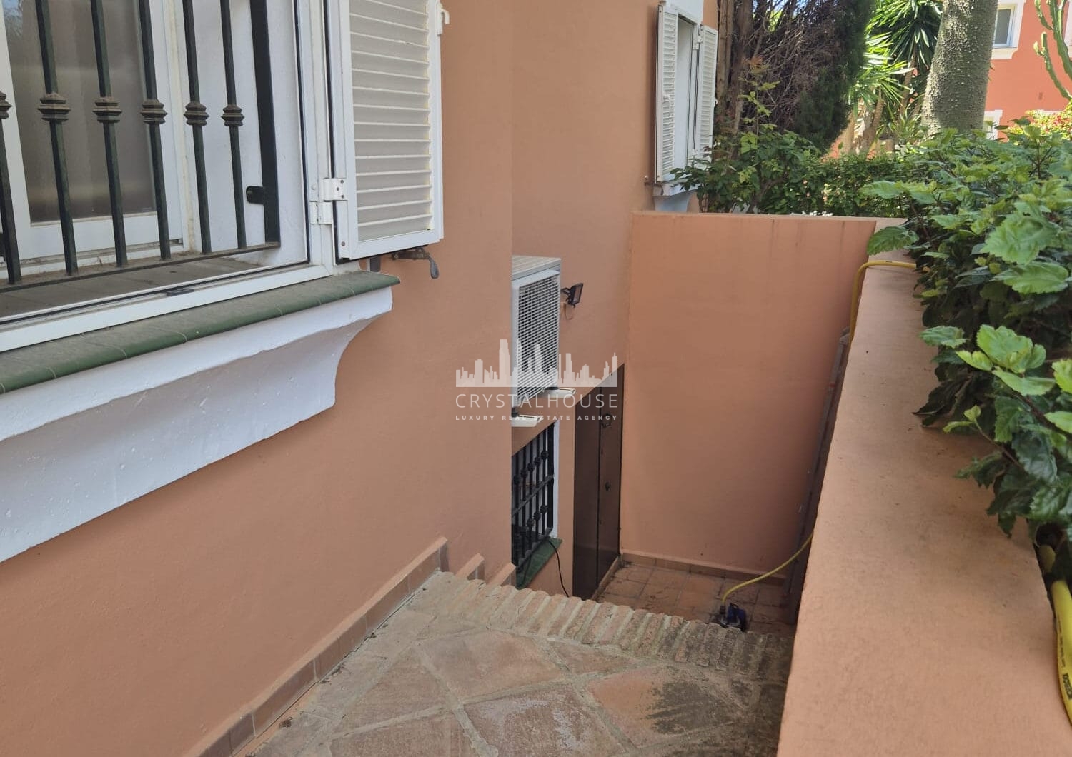 Spacious Ground-Floor Apartment with Private Garden in Park Beach