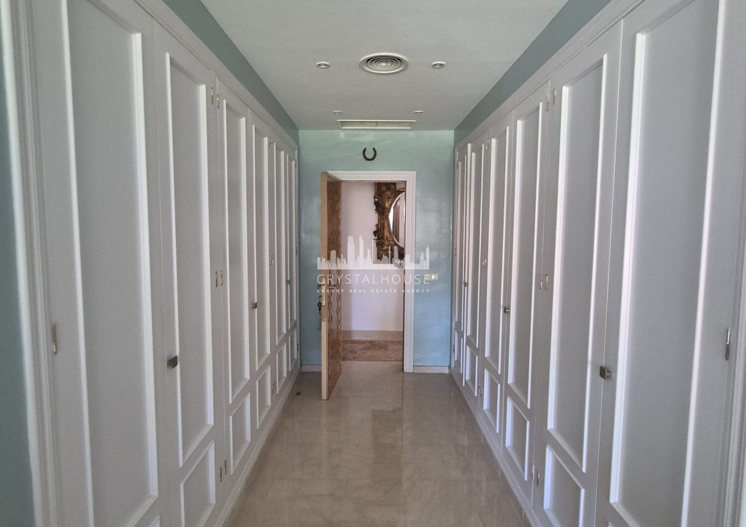 Spacious Ground-Floor Apartment with Private Garden in Park Beach
