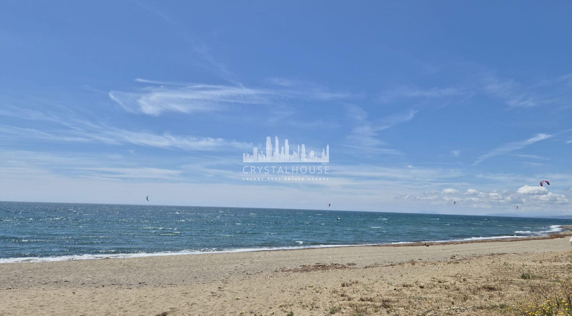 Spacious Ground-Floor Apartment with Private Garden in Park Beach