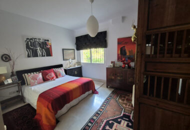 Spacious Ground-Floor Apartment with Private Garden in Park Beach
