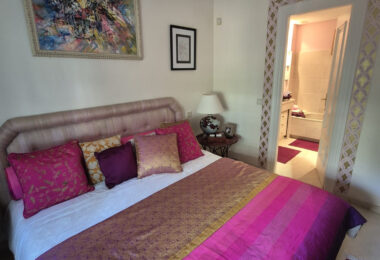 Spacious Ground-Floor Apartment with Private Garden in Park Beach