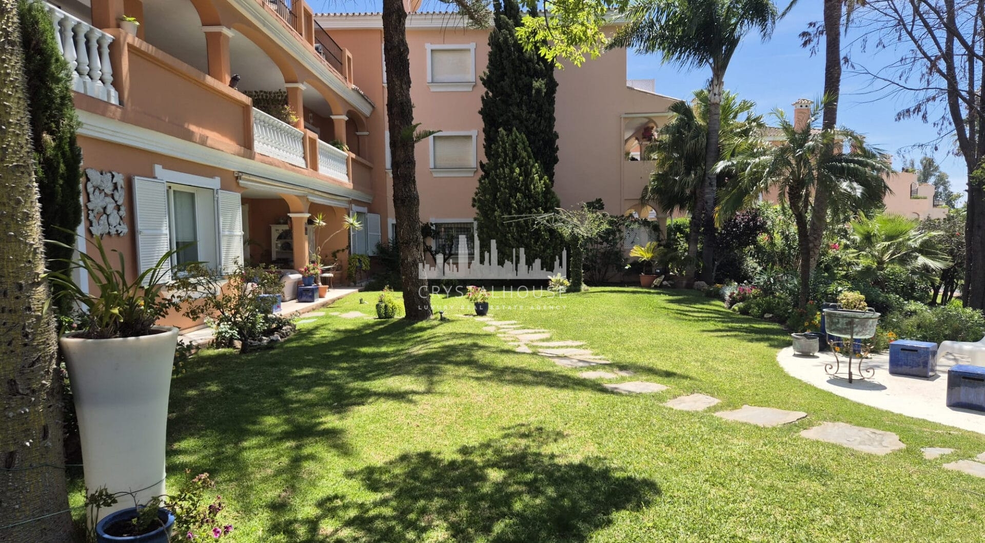 Spacious Ground-Floor Apartment with Private Garden in Park Beach