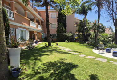 Spacious Ground-Floor Apartment with Private Garden in Park Beach