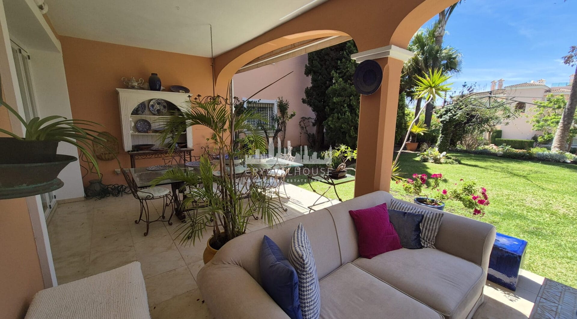 Spacious Ground-Floor Apartment with Private Garden in Park Beach