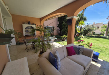 Spacious Ground-Floor Apartment with Private Garden in Park Beach