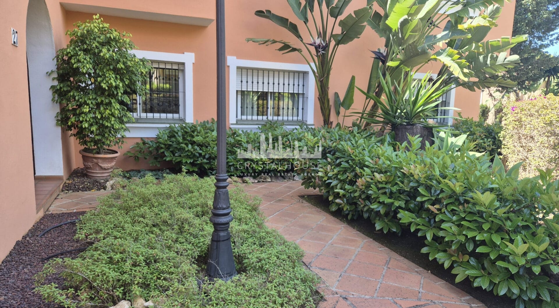 Spacious Ground-Floor Apartment with Private Garden in Park Beach