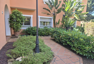 Spacious Ground-Floor Apartment with Private Garden in Park Beach