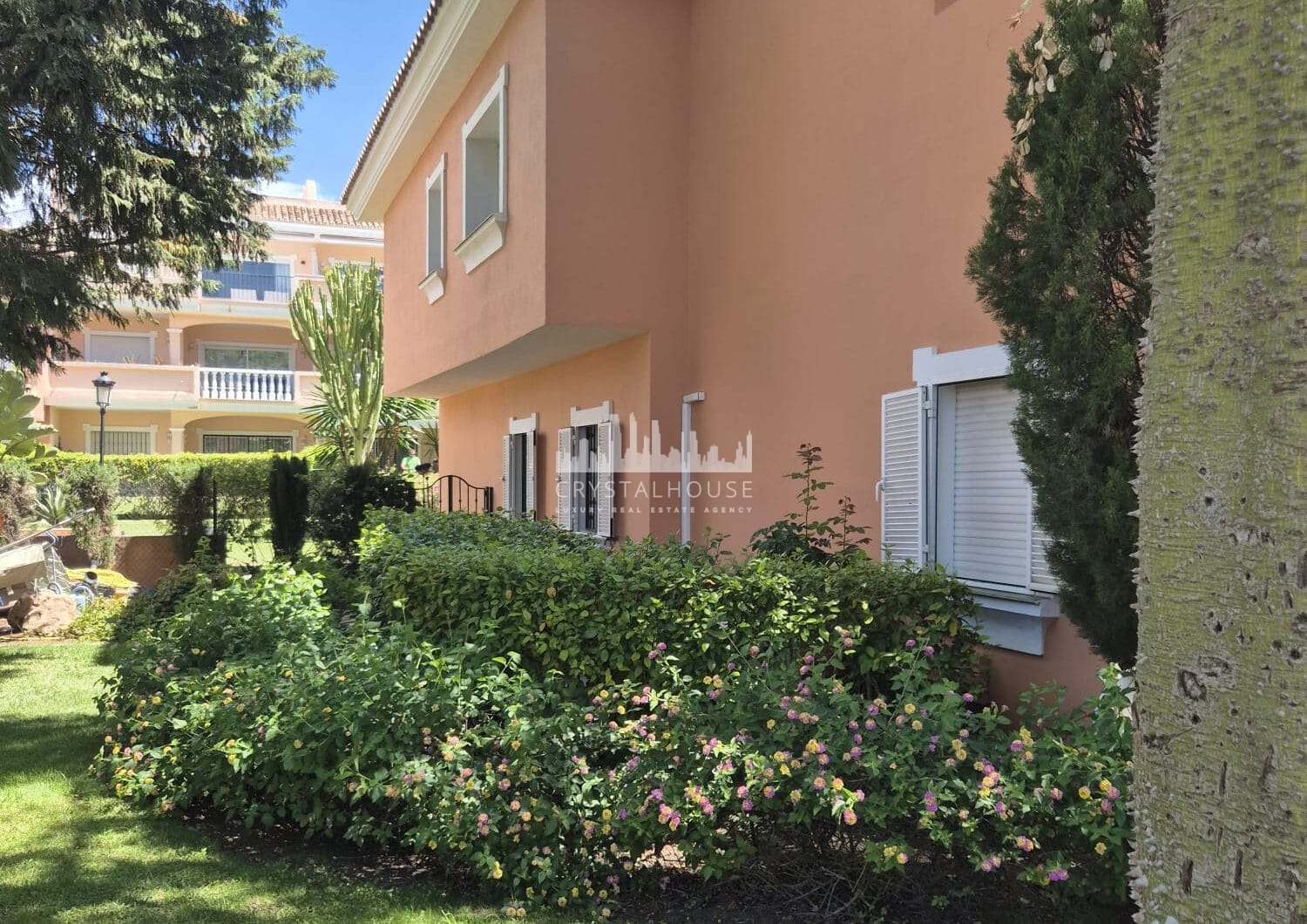 Spacious Ground-Floor Apartment with Private Garden in Park Beach