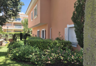 Spacious Ground-Floor Apartment with Private Garden in Park Beach