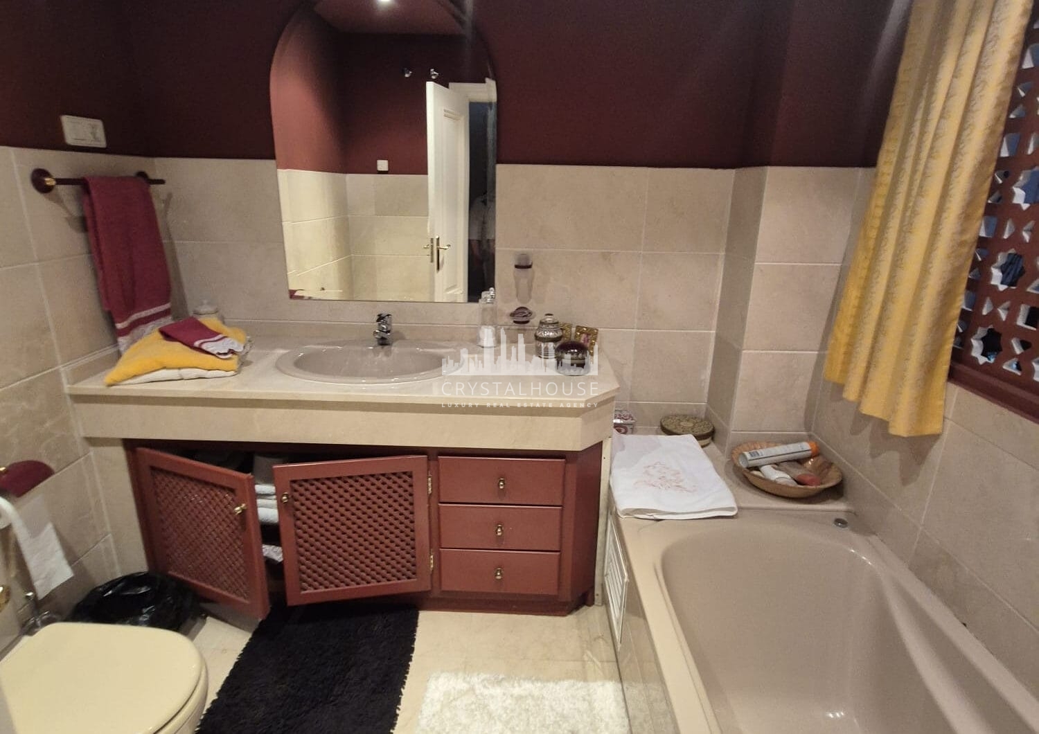 Spacious Ground-Floor Apartment with Private Garden in Park Beach
