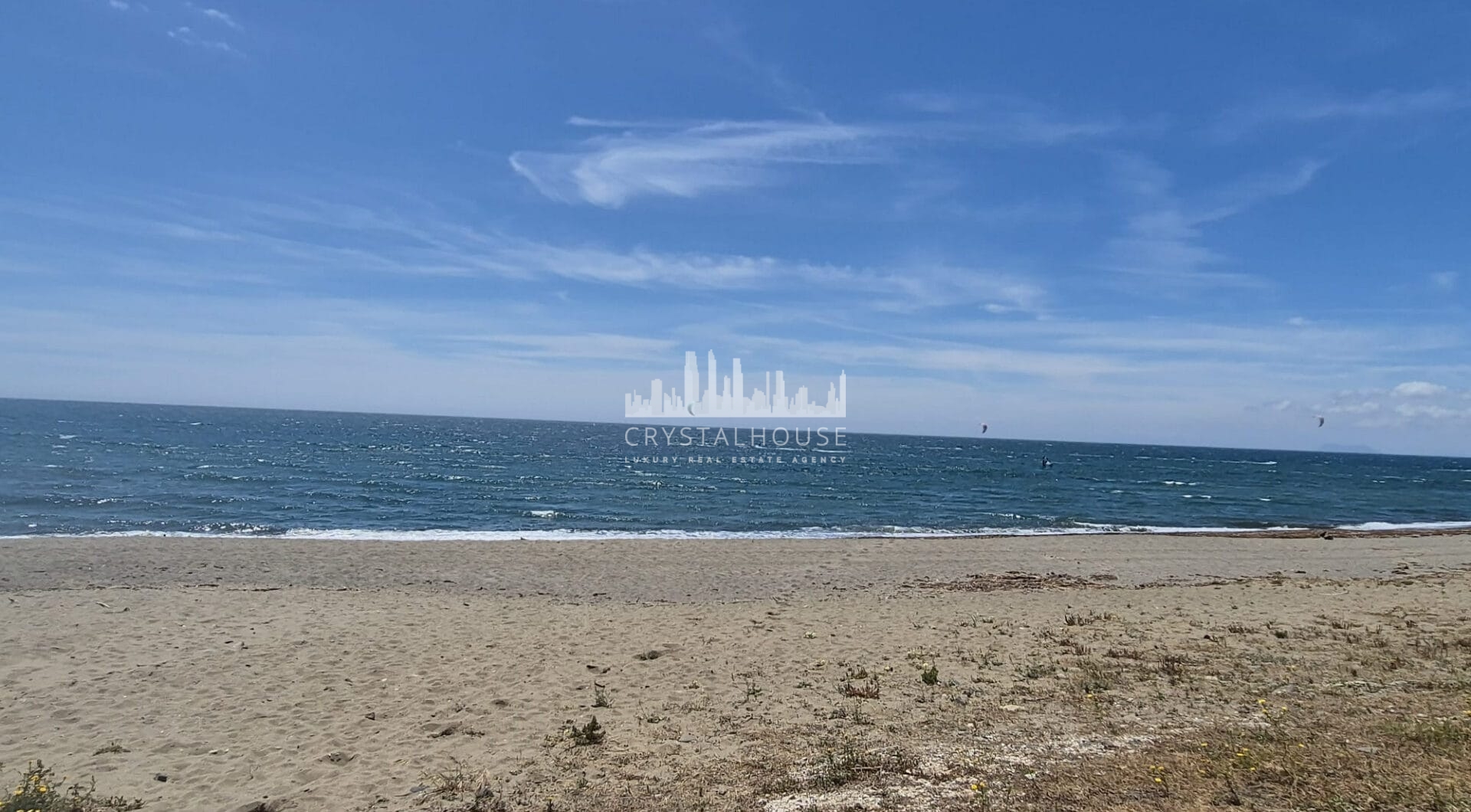 Spacious Ground-Floor Apartment with Private Garden in Park Beach