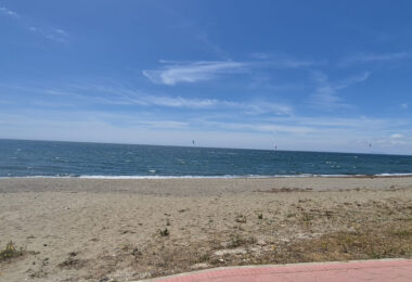 Spacious Ground-Floor Apartment with Private Garden in Park Beach