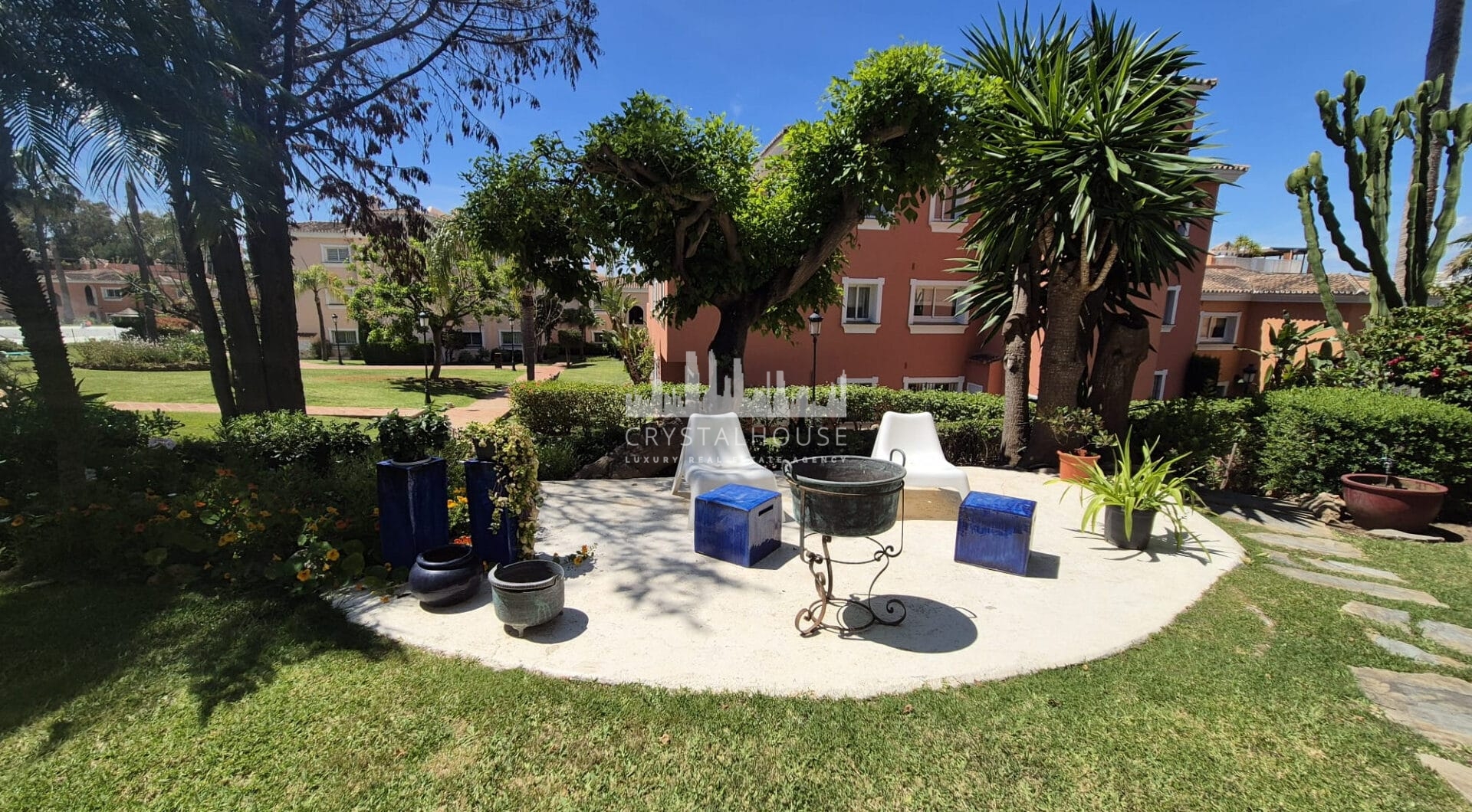 Spacious Ground-Floor Apartment with Private Garden in Park Beach