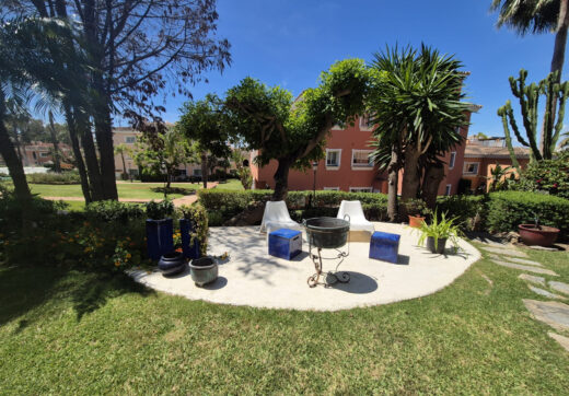 Spacious Ground-Floor Apartment with Private Garden in Park Beach
