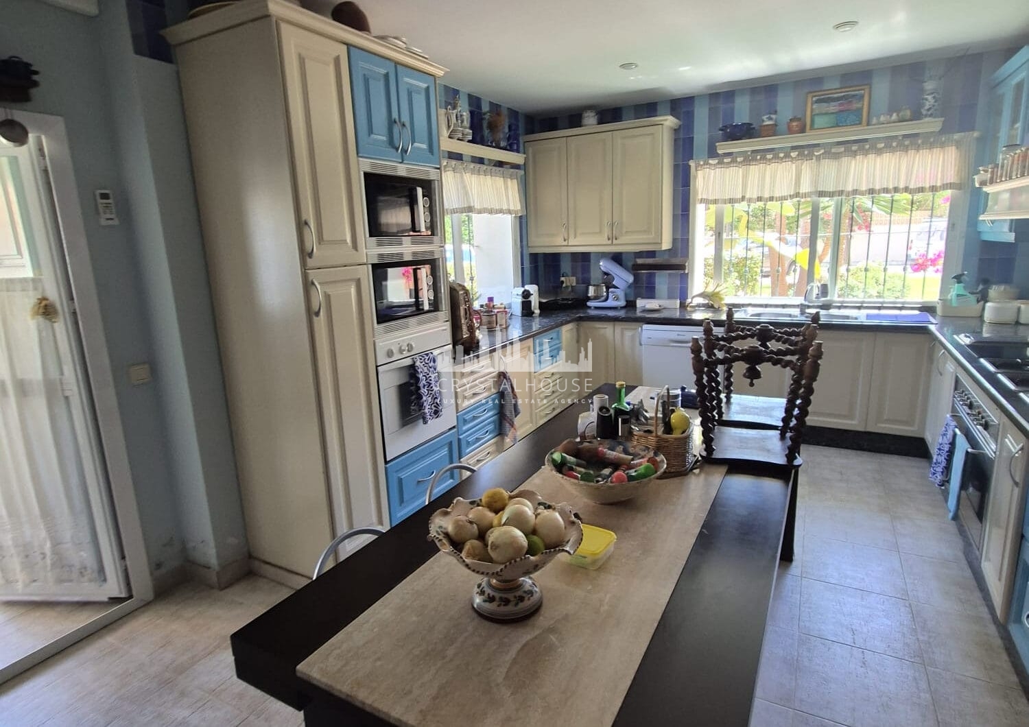 Spacious Ground-Floor Apartment with Private Garden in Park Beach