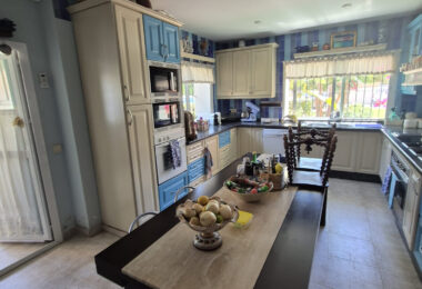 Spacious Ground-Floor Apartment with Private Garden in Park Beach
